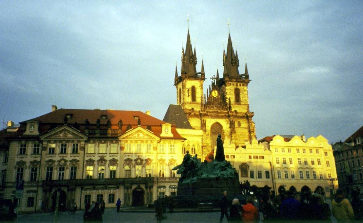 am Altstädter Ring mit der Teynkirche