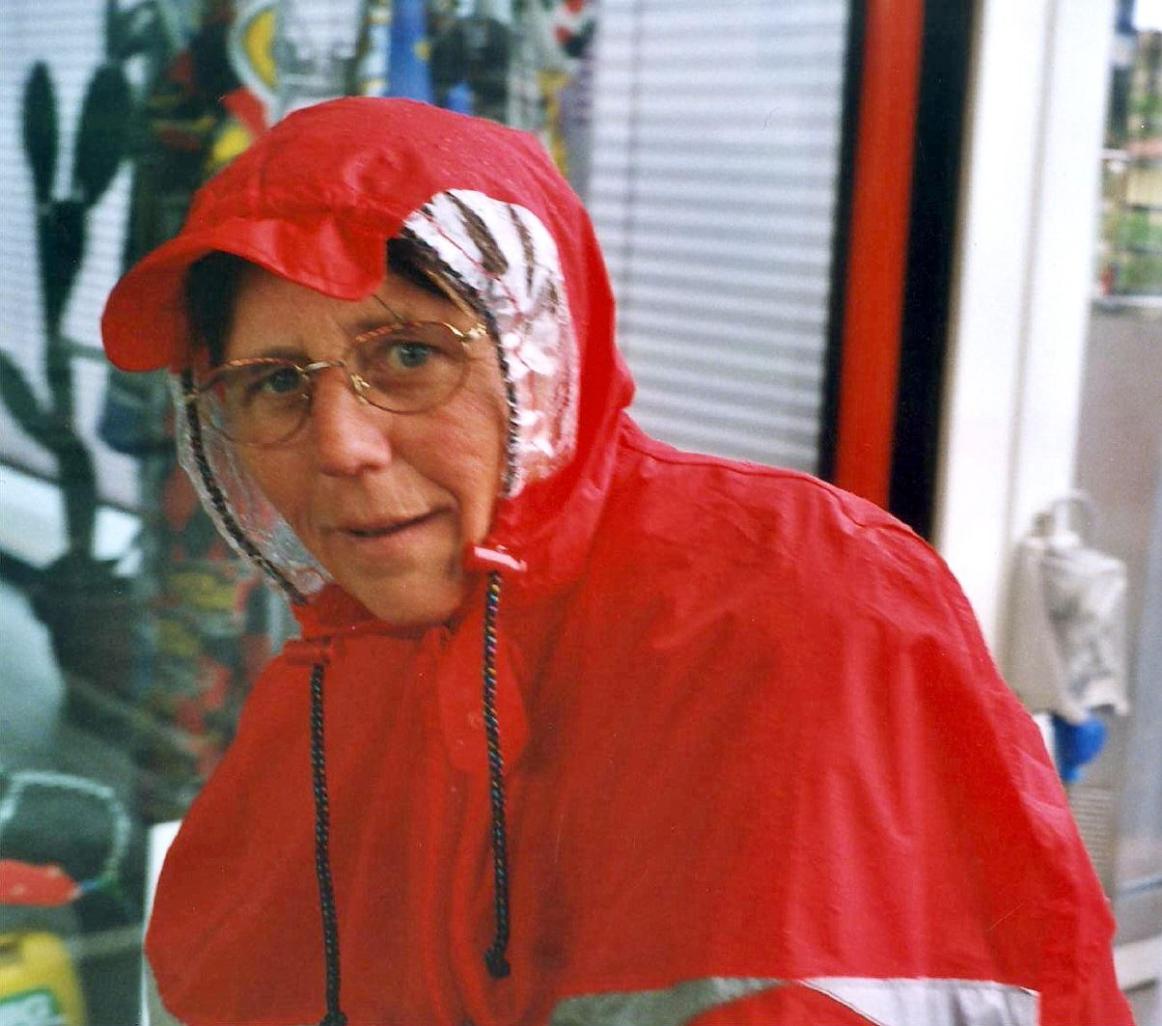 Vreni im neuen Regenponcho