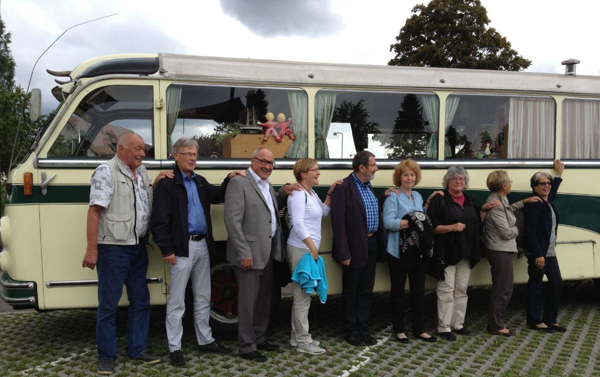 Vor dem umgebauten Wohnmobil von Oski Wehrli