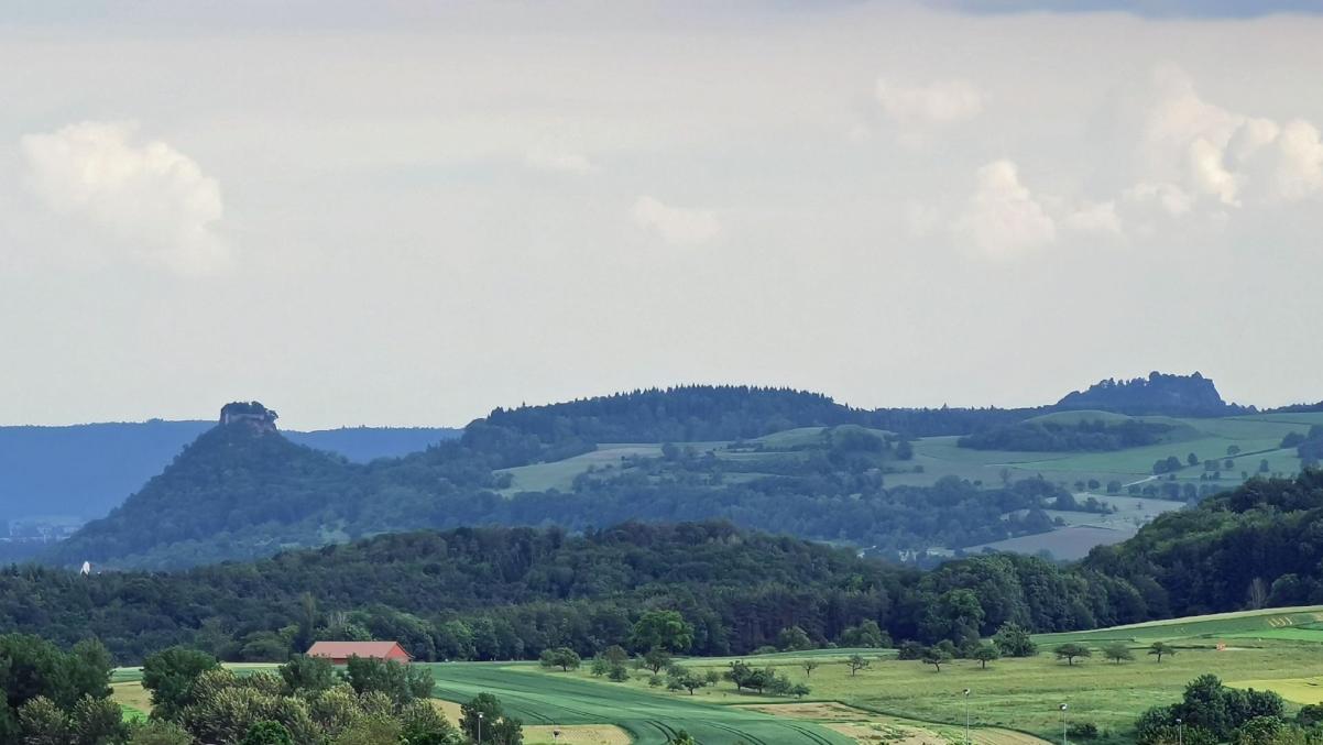 Hohenkrähen (links) u. Hohentwiel (rechts)