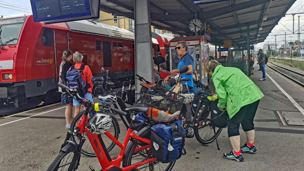 Platzmangel am Bahnsteig in Friedrichshafen