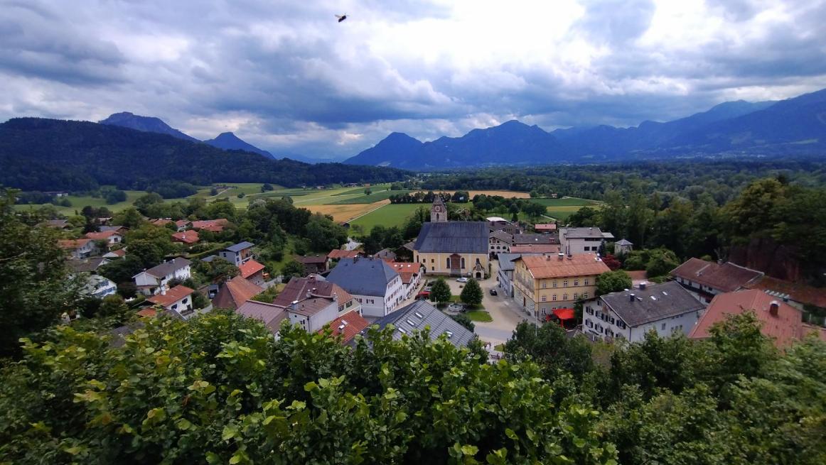 Blick vom Schloss Neubeuern hinaus ins Land