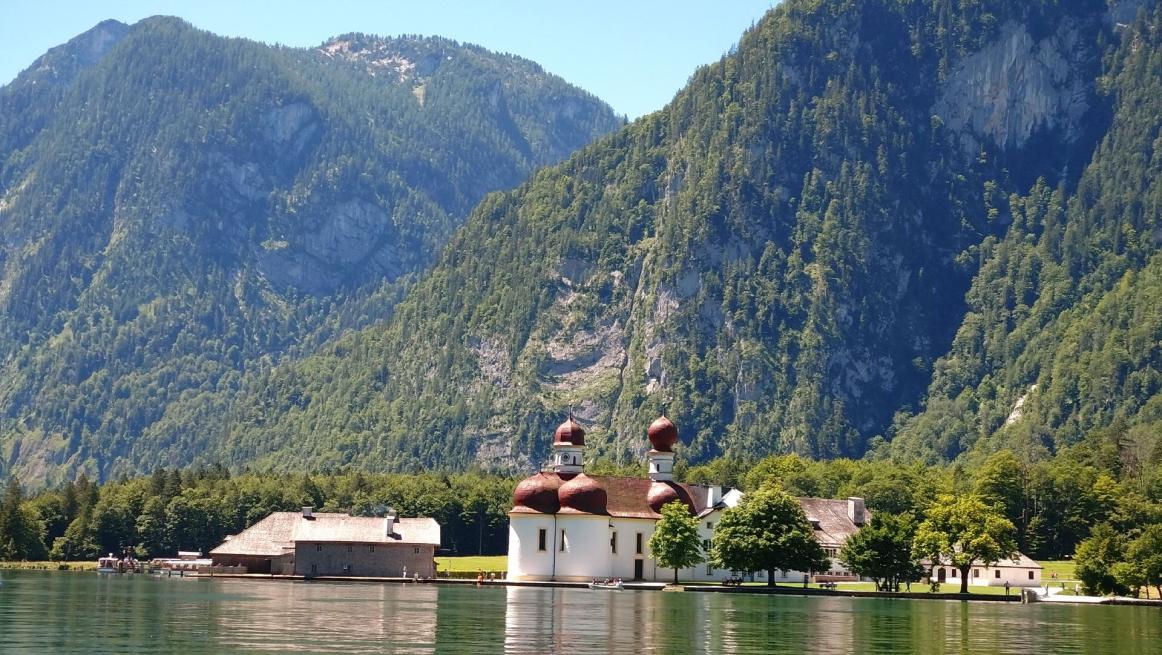 der Königsee, ein Bijou - eingebettet in steil abf