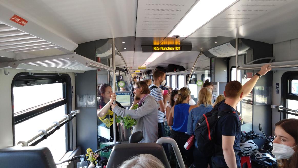 Stehen war angezeigt für unterwegs zugestiegene Fa