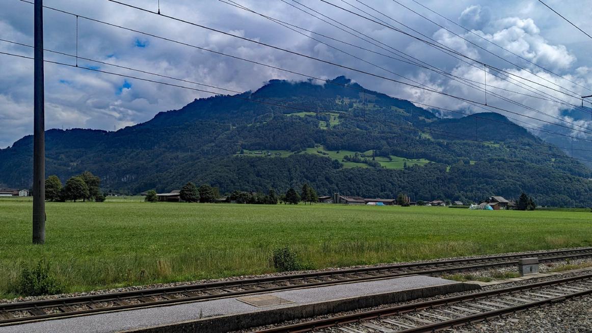 Filzbach liegt links auf dem Berg, hier vor Mollis