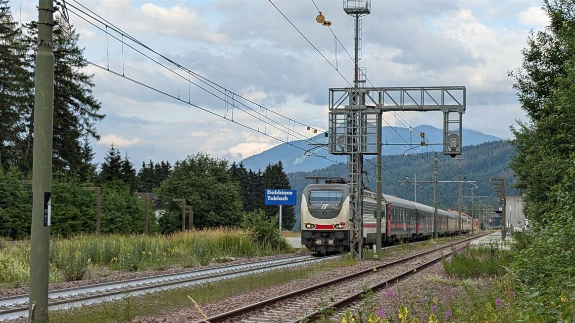 Der Bahnhof Toblach, hier mit einer internationalen Komposition der FS 