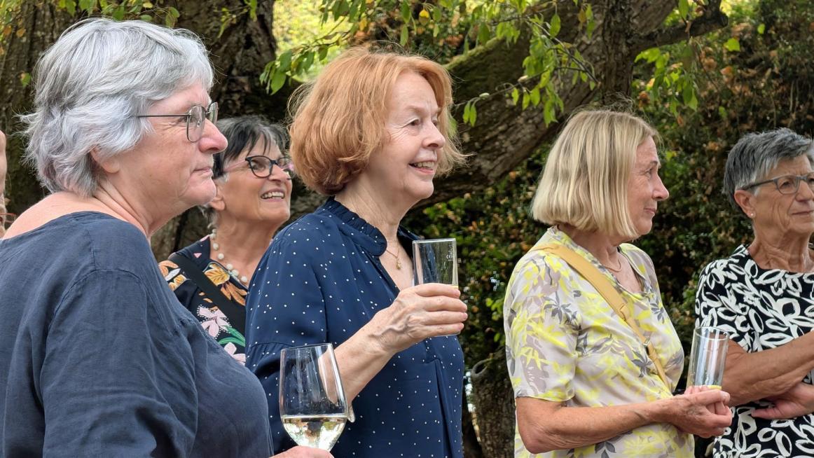unsere "ewig jungen" Frauen beim Apéro