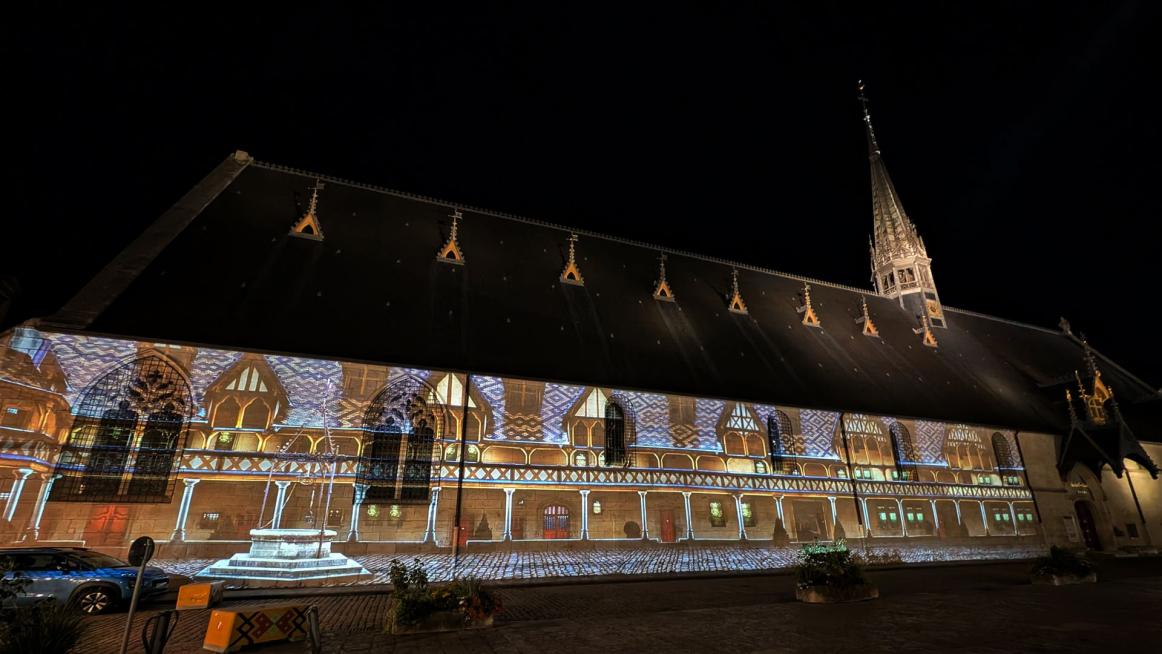 Video-Lichtspektakel an verschiedenen Gebäuden in Beaume, hier das ehemalige Armenhospiz 