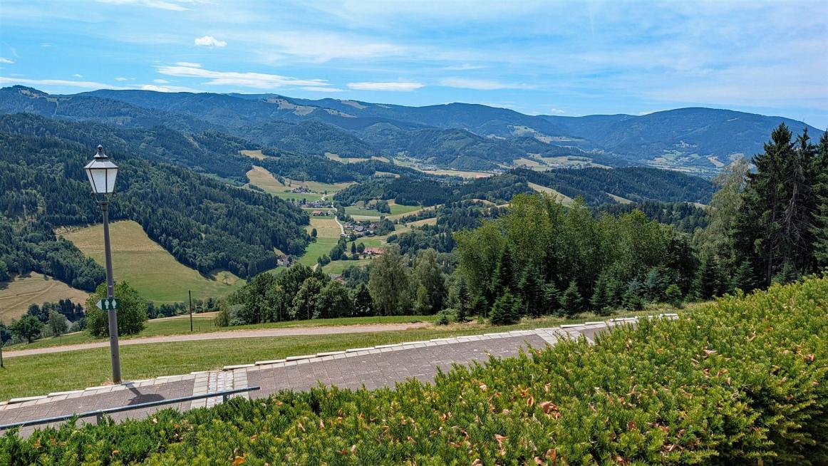 Blick von der Wallfahrtskirch Maria Lindenberg Richtung Höllental